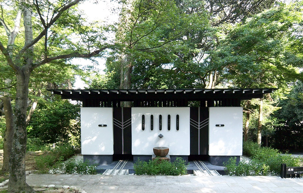 鷲林寺境内のトイレ