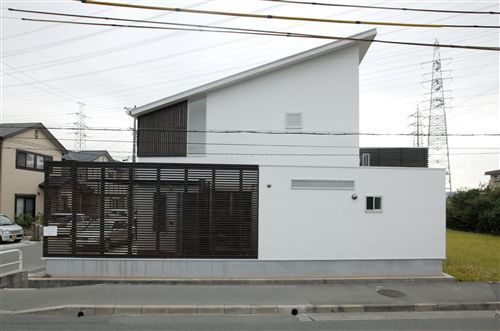 木製ルーバーを纏った白い家