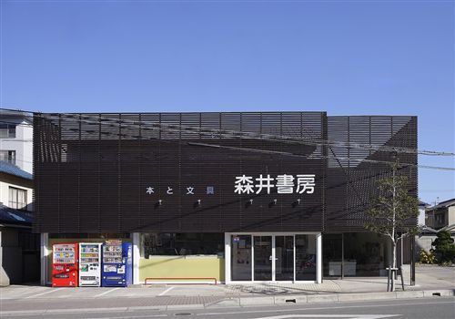 木（もく）で包まれた本屋さん