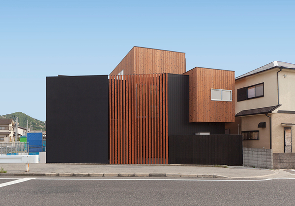 幹線道路沿いに建つキューブの家