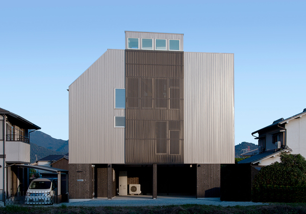 狭小敷地に建つ木造３階建ての家